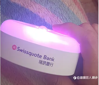 小夜灯在黑夜照亮交易道路