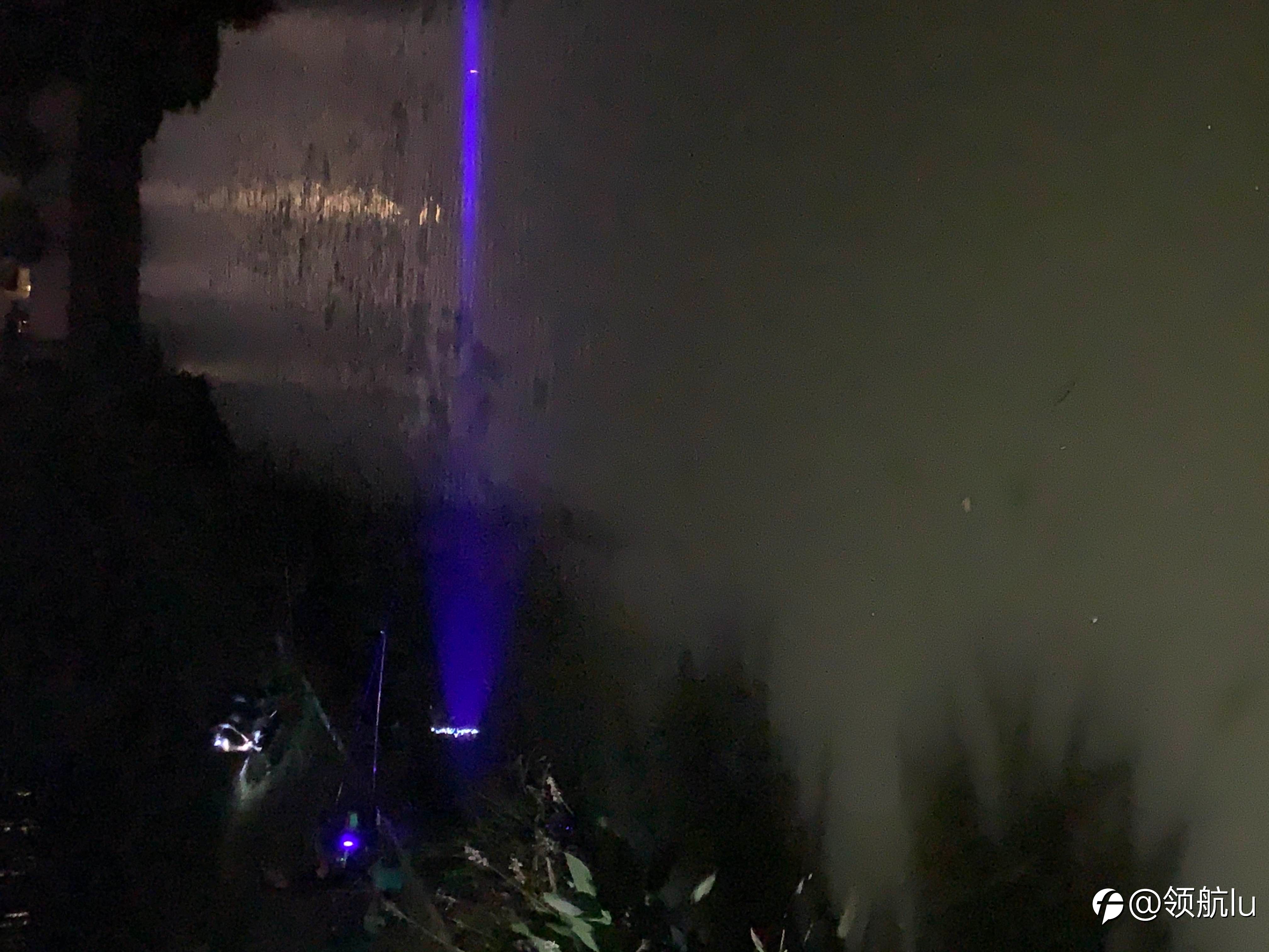 魔都公园里的河流是爱好垂钓者难得的休闲时光