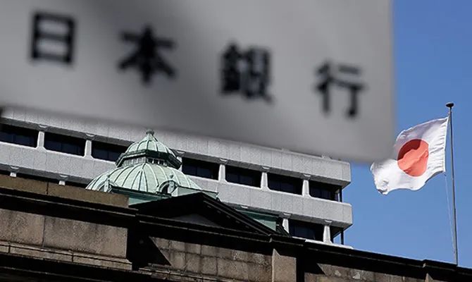 一则消息意外打破汇市平静！美元下滑黄金上扬、避险货币走高，两大央行决议来袭