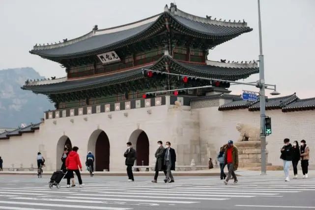 美国至少16州报告奥密克戎毒株感染病例,出现社区传播!韩国“解封”被迫熔断