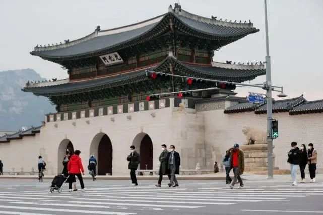 美国至少16州报告奥密克戎毒株感染病例，出现社区传播！韩国“解封”被迫熔断
