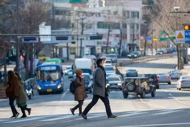 美国至少16州报告奥密克戎毒株感染病例，出现社区传播！韩国“解封”被迫熔断