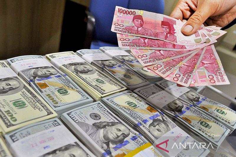 Rupiah akhir pekan menguat, dibayangi kenaikan imbal hasil obligasi AS
