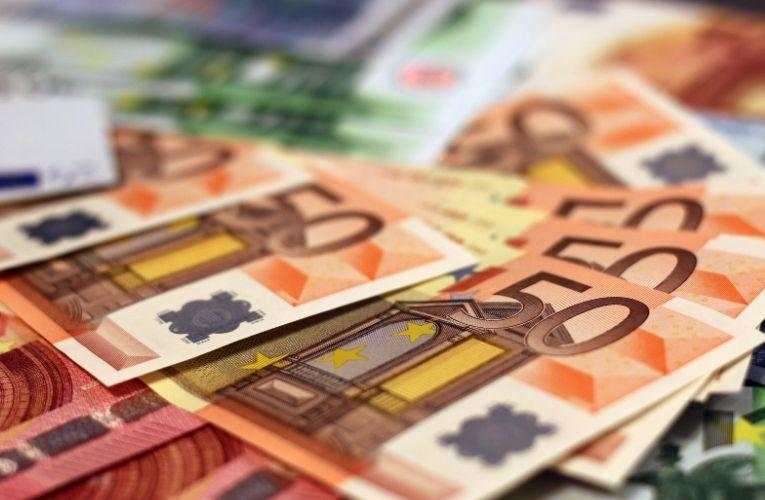 EUR/USD: Euro Terus Bergerak di Kisaran 1.1000, Akankah Euro Naik Atau Turun? - Forexsignal88.Com - Signal Forex Indonesia