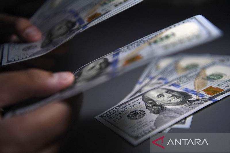 Dolar AS menguat ke level tertinggi dua tahun, sementara yuan jatuh