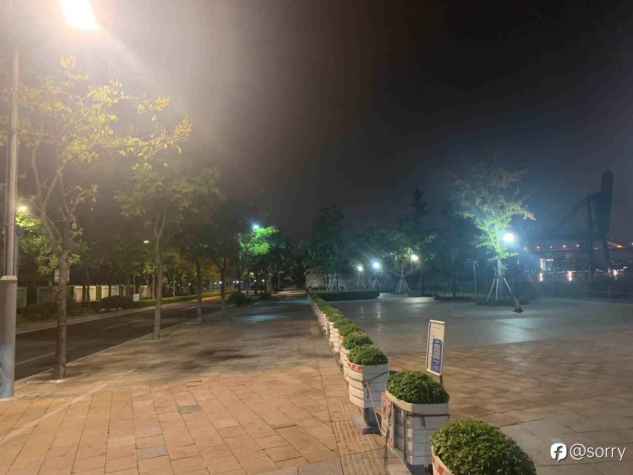 曾经热闹非凡的上海西岸金融城,如同我此刻的心一样,空落落的