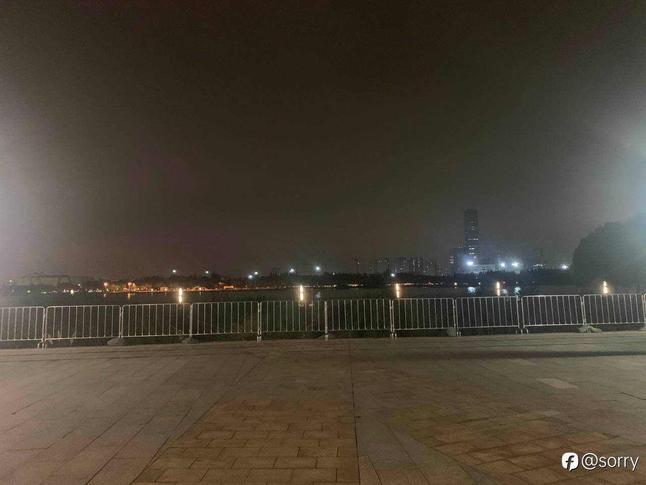 曾经热闹非凡的上海西岸金融城,如同我此刻的心一样,空落落的