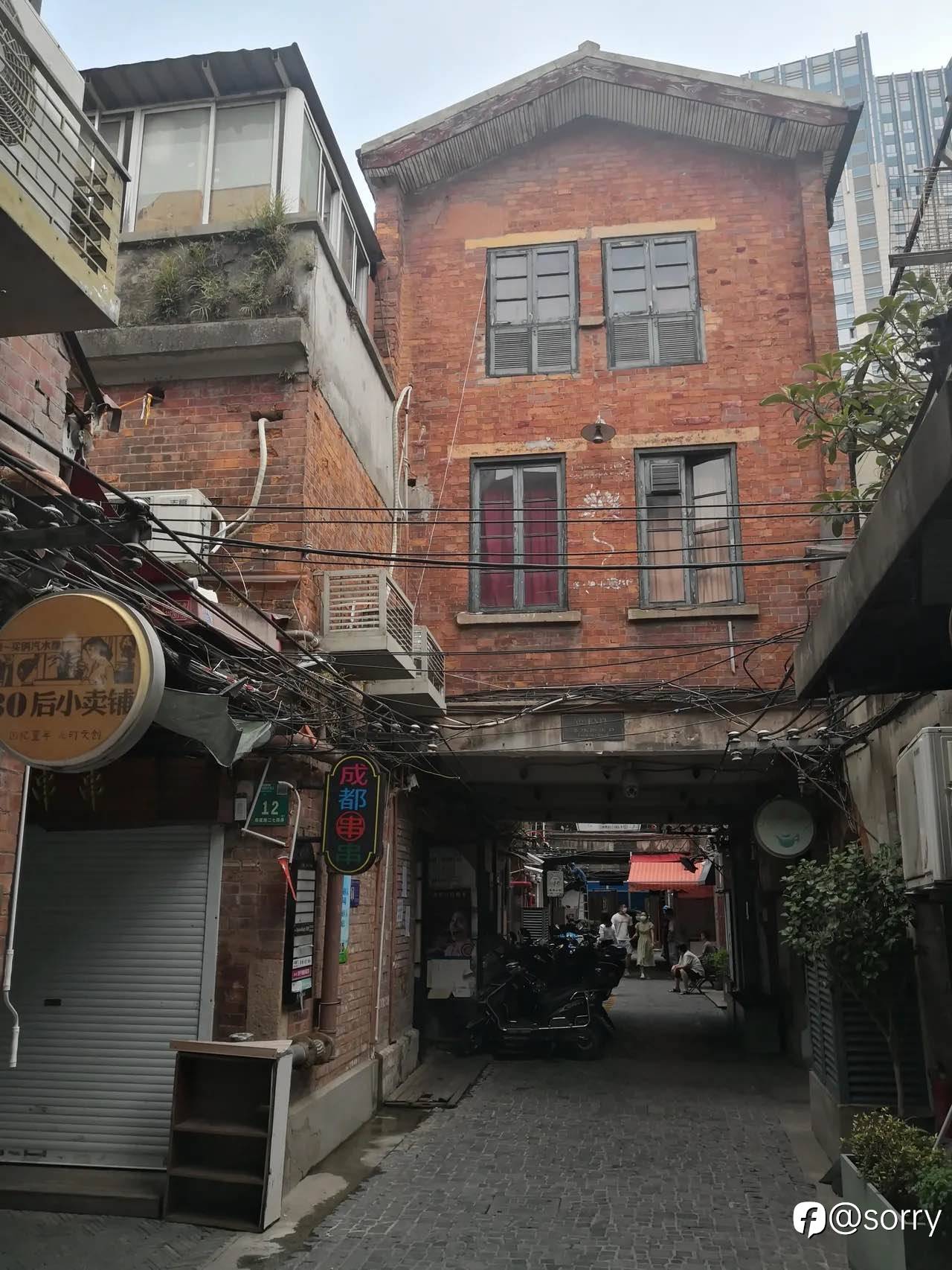 上海商家纷纷关门，但却统一挂出旺铺出租的牌子......手机摄于田子坊