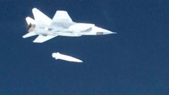 Giữa lúc chiến sự, Ukraine phát hiện UFO bay dày đặc trên bầu trời Kiev