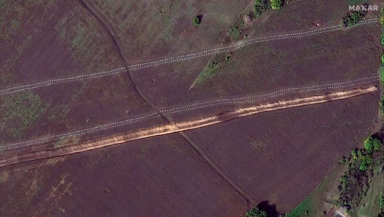 Ảnh vệ tinh hé lộ công sự chống tăng kim tự tháp dài 2km của Nga ở Ukraine