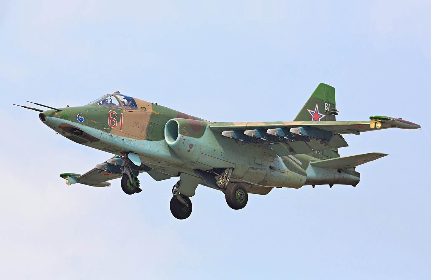 Khoảnh khắc cường kích Su-25 của Nga bổ nhào phóng rocket vào mục tiêu Ukraine