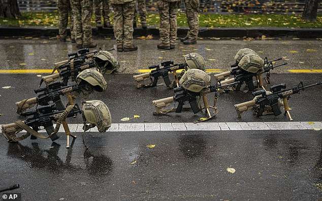Ukraine phanh phui vụ ăn cắp vũ khí, hành xử như mafia của chỉ huy quân đoàn nước ngoài 