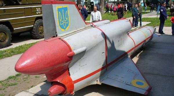 Vũ khí bí mật tầm bắn 1.000 km của Ukraine đã tập kích căn cứ không quân Nga? 2