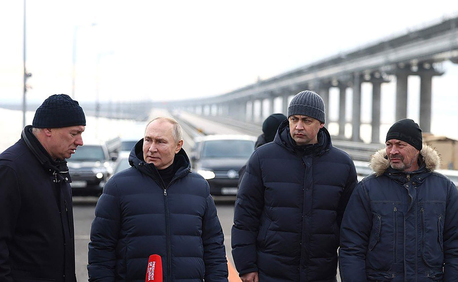 Ông Putin tự lái xe đi qua nơi bị đánh bom trên cầu Crimea