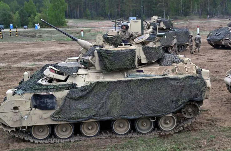 Đằng sau việc phương Tây gửi Ukraine hàng loạt xe chiến đấu bọc thép