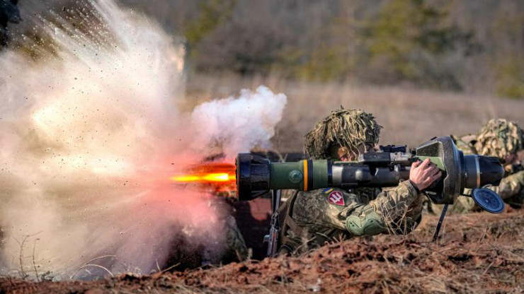 Ukraine vừa tố EU cấp vũ khí hết hạn, Pháp lại giục Đức cấp siêu tăng Leopard