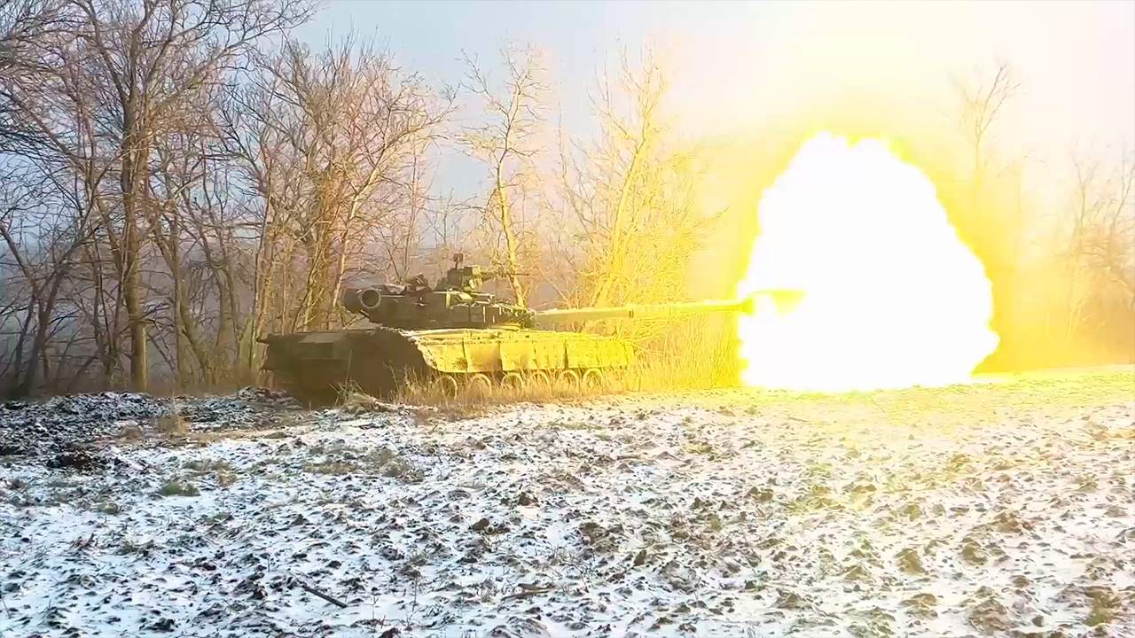 Video xe tăng T-80 Nga bắn trúng mục tiêu ở khoảng cách xa vượt tầm nhìn tại Ukraine