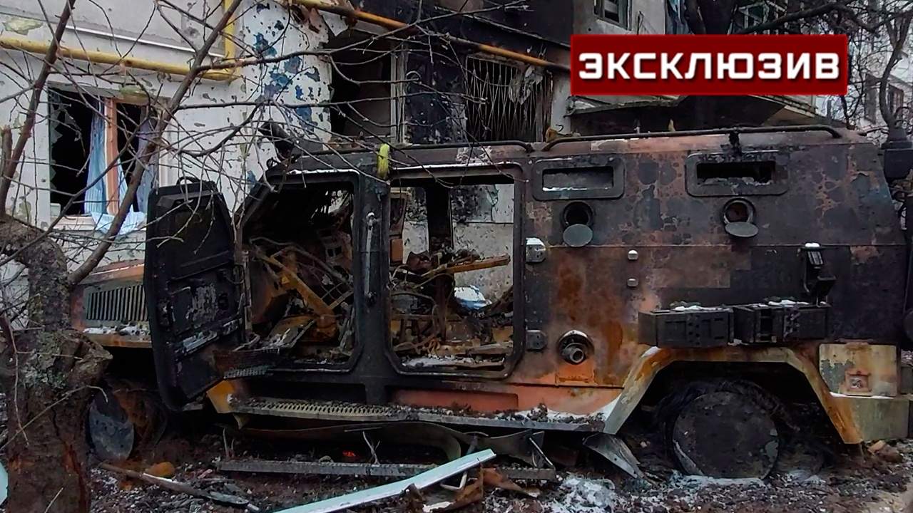 Xe bọc thép Ukraine sản xuất cháy rụi ở Soledar sau khi trúng hỏa lực Nga