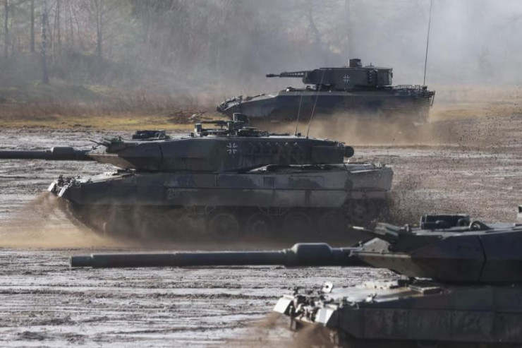 Ukraine vừa tố EU cấp vũ khí hết hạn, Pháp lại giục Đức cấp siêu tăng Leopard