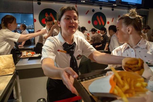 Kỳ tích McDonald's tại Nga biến thành câu chuyện buồn: Đế chế 2 tỷ USD, phục vụ 1 triệu khách/ngày phải vội vã bán tài sản, rời đi trong tiếc nuối