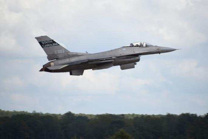 Lầu Năm Góc thúc đẩy “tăng tốc” gửi F-16 cho Ukraine