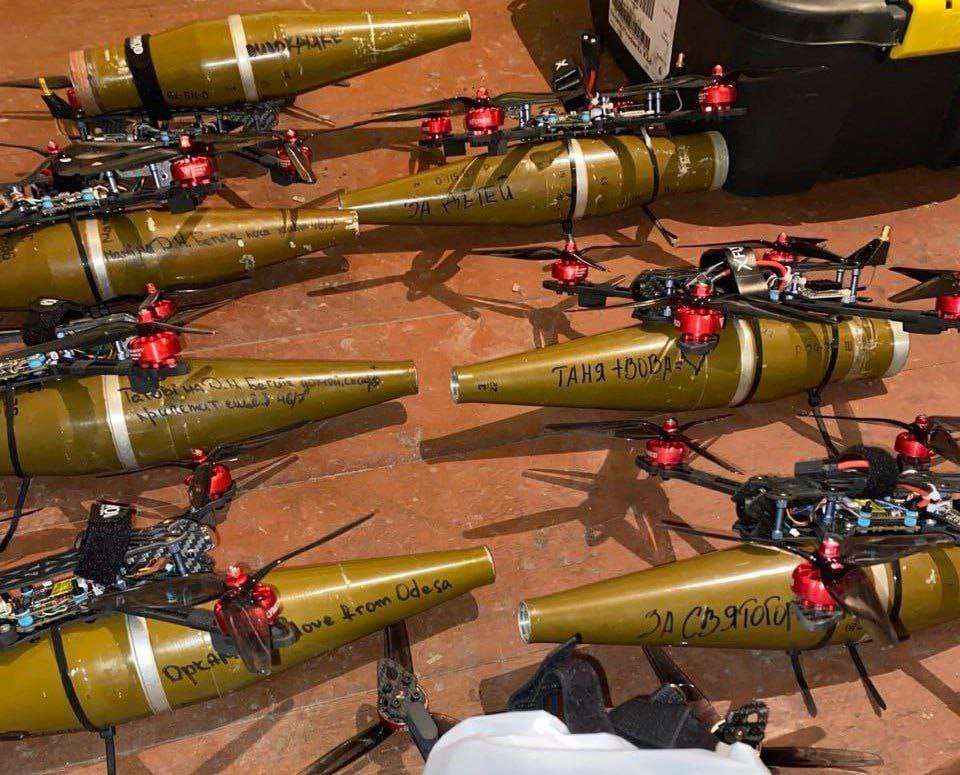 Ukraine gắn đầu đạn chống tăng lên UAV để bắn xe bọc thép, xe tăng Nga