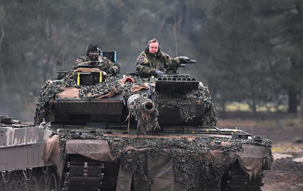 Bộ trưởng QP Đức trả lời câu hỏi về khả năng Ukraine tái kiểm soát Crimea và Donbass