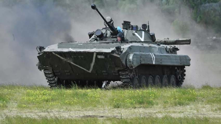 Xe chiến đấu bộ binh Bradley Mỹ sắp gửi Ukraine ưu nhược thế nào so xe tăng Nga?