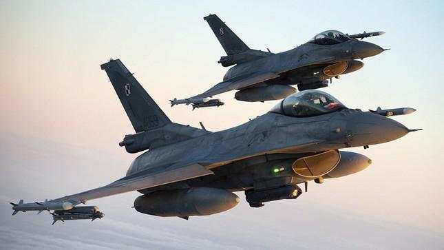 Ba Lan nêu điều kiện chuyển giao F-16 cho Ukraine