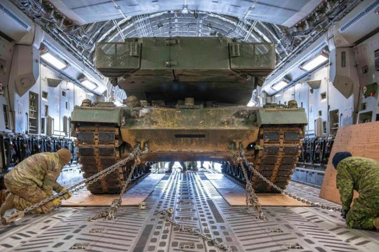 Siêu tăng Leopard 2 đầu tiên lên máy bay sang Ukraine