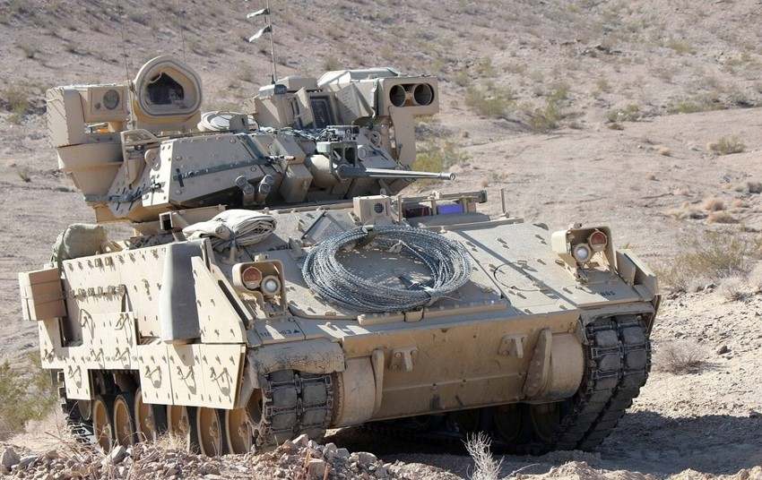 Xe chiến đấu bộ binh Bradley Mỹ sắp gửi Ukraine ưu nhược thế nào so xe tăng Nga?