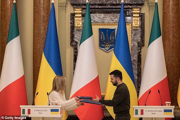 Bức ảnh hé lộ căng thẳng trong cuộc gặp giữa nữ Thủ tướng Italia và ông Zelensky
