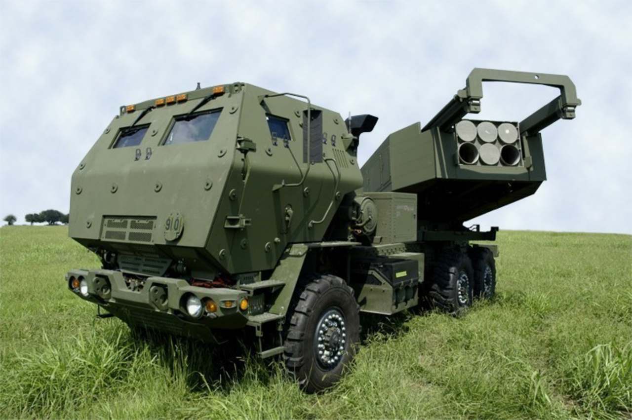 Hé lộ quốc gia sản xuất hàng loạt mô hình HIMARS bơm hơi cho Ukraine