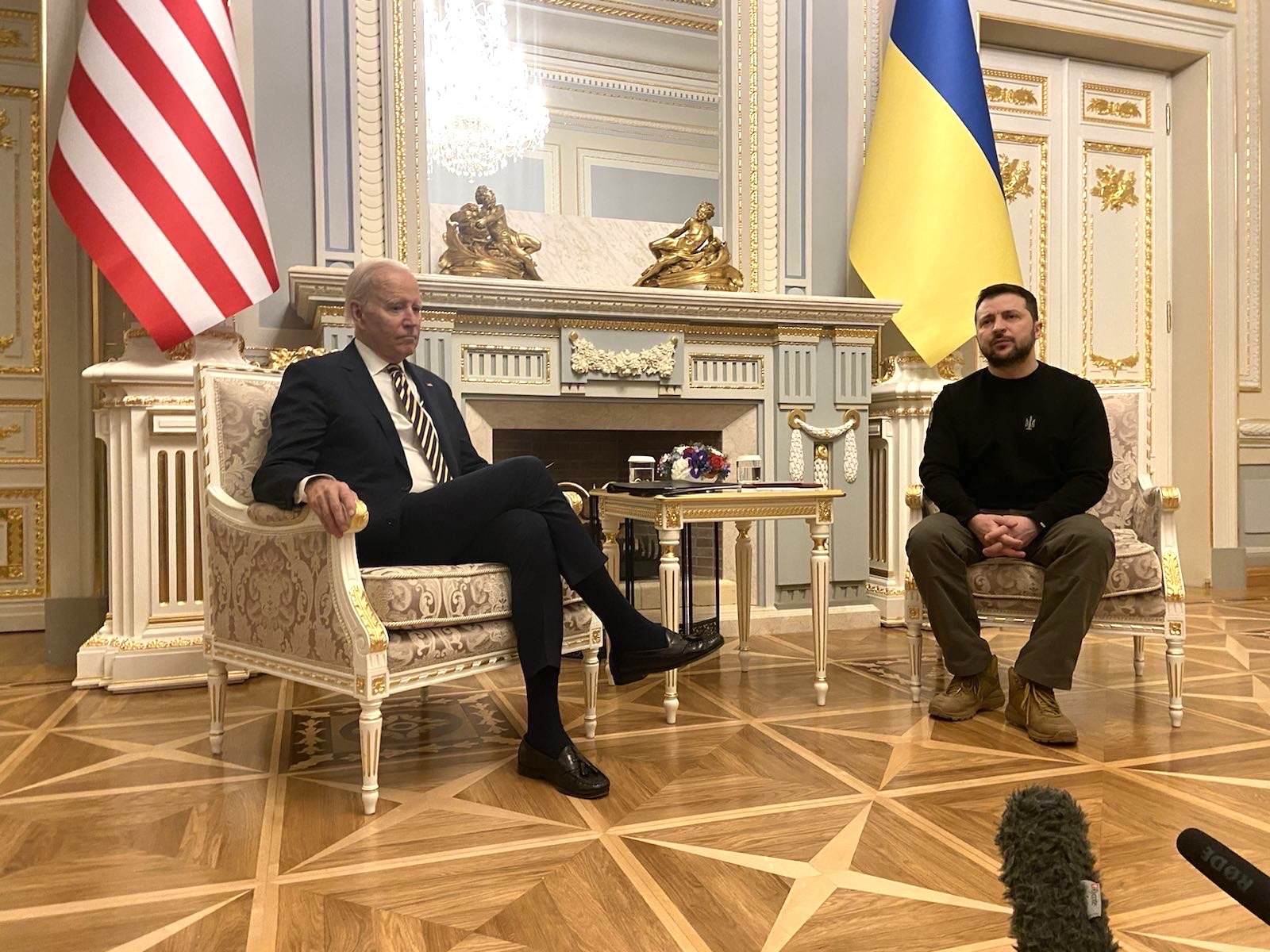 Chùm ảnh: Ông Biden đến Kiev giữa còi báo động không kích