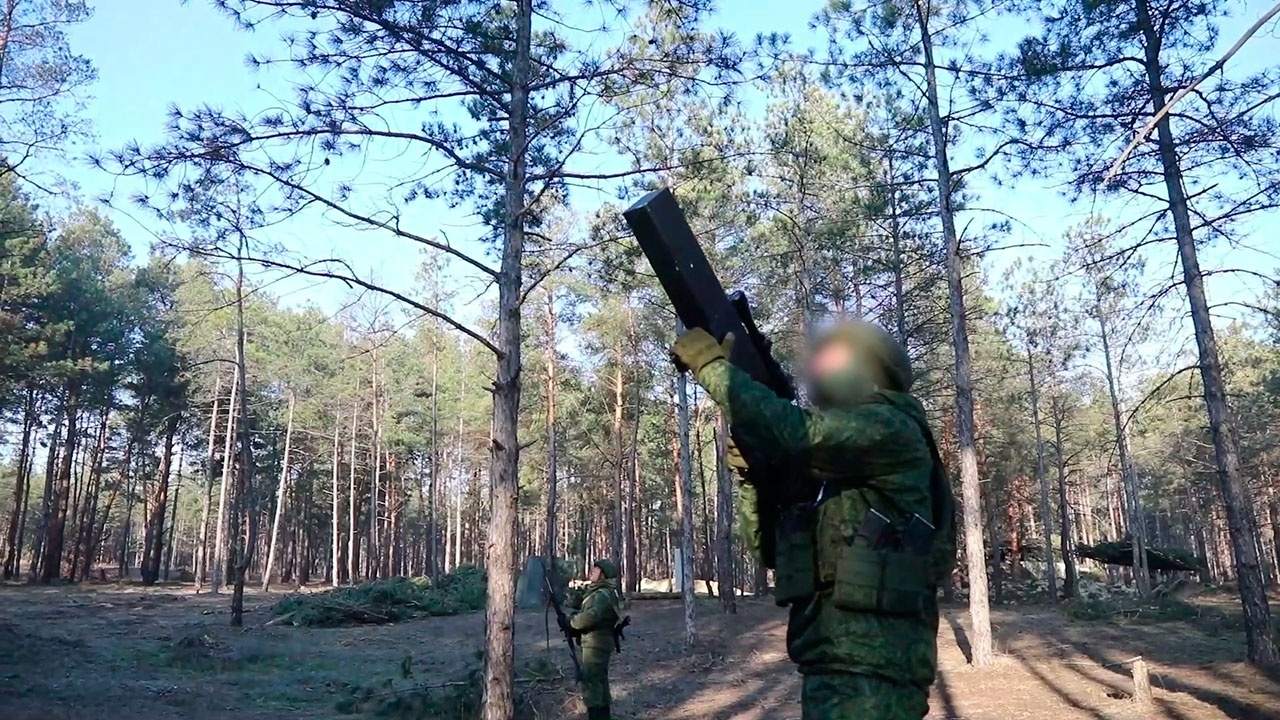 Video: Lực lượng Nga sử dụng vũ khí lạ để hạ UAV 4 cánh quạt của Ukraine