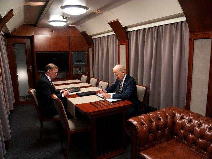 Bên trong chuyến tàu đặc biệt chở Tổng thống Biden đến Ukraine