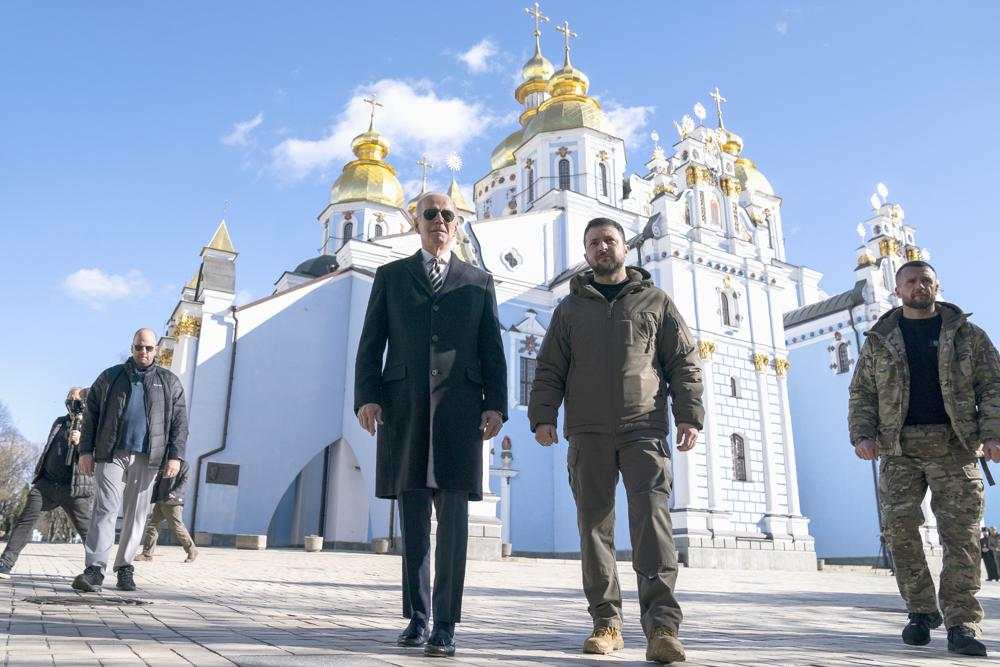 Tới gặp ông Zelensky, ông Biden đưa ra cam kết gì?