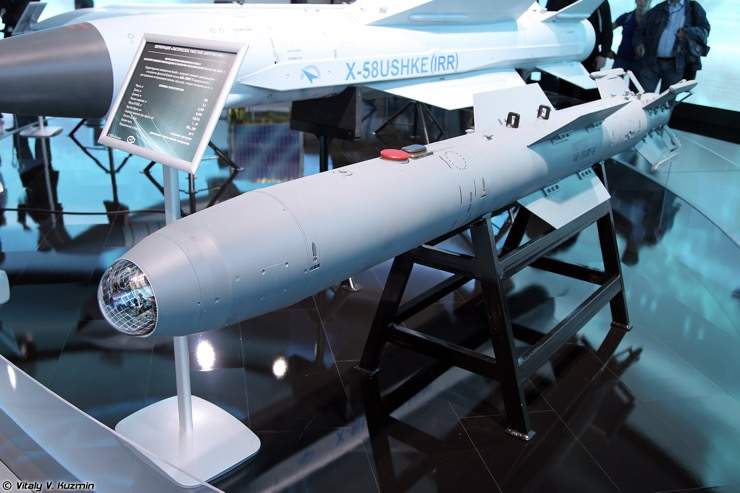 Sức mạnh bom JDAM Mỹ cung cấp cho Ukraine so với bom thông minh KAB của Nga