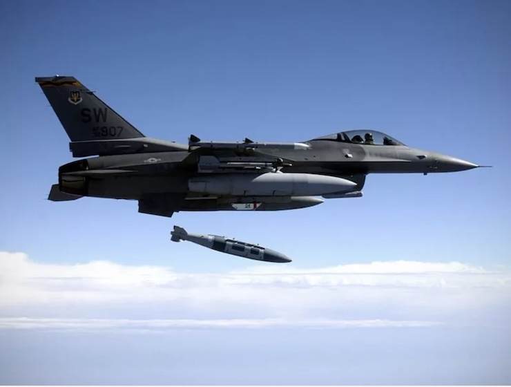 Sức mạnh bom JDAM Mỹ cung cấp cho Ukraine so với bom thông minh KAB của Nga
