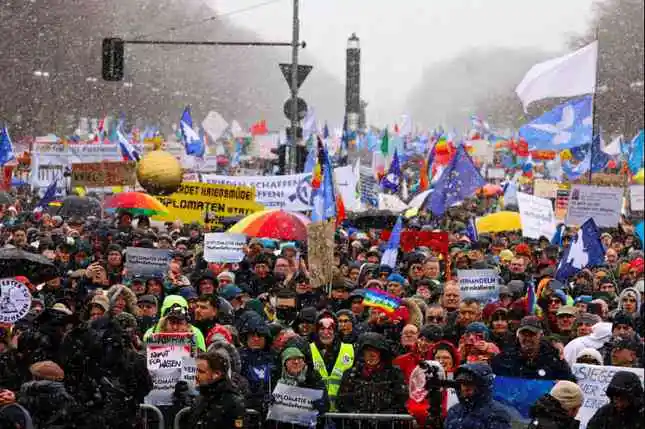10.000 người biểu tình ở Berlin để phản đối gửi vũ khí cho Ukraine