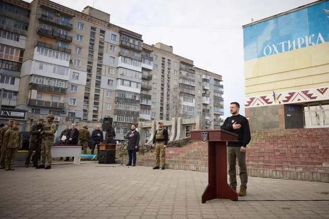 Tổng thống Ukraine Zelensky thăm khu vực gần biên giới Nga