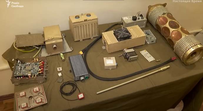 Ukraine công bố hình ảnh các bộ phận trong ruột UAV tự sát mới bắn hạ
