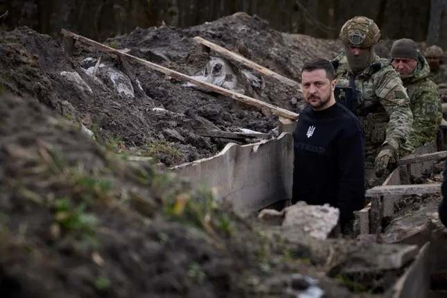 Tổng thống Ukraine Zelensky thăm khu vực gần biên giới Nga