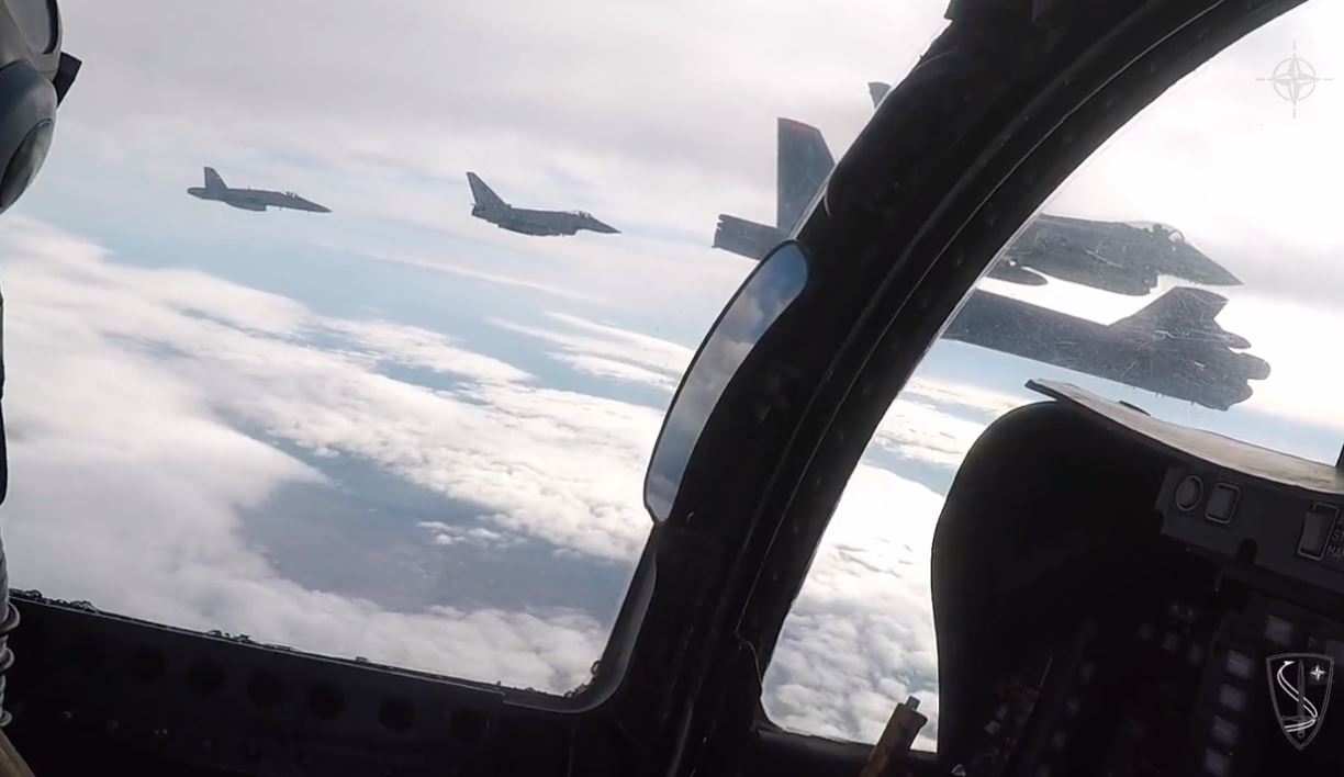 NATO tung video 6 chiến đấu cơ hộ tống pháo đài bay B-52 Mỹ