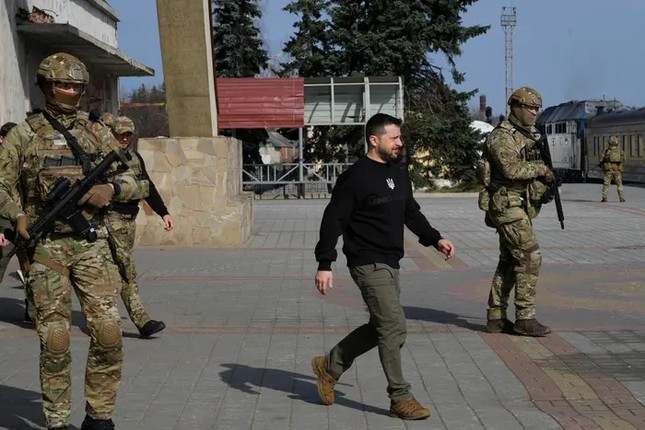 Tổng thống Ukraine Zelensky thăm khu vực gần biên giới Nga