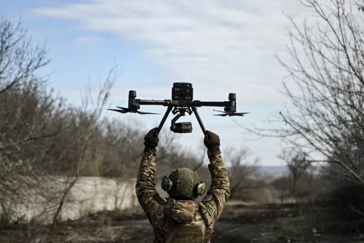 Cơ quan An ninh Ukraine tung video UAV tự sát lao vào xe bọc thép Nga