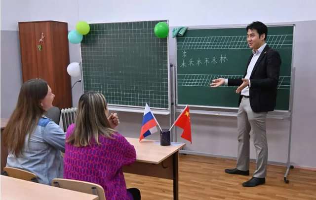 Quan hệ Nga - Trung nồng ấm, người Nga bỏ tiếng Anh, đổ xô đi học tiếng Trung