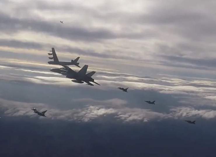 NATO tung video 6 chiến đấu cơ hộ tống pháo đài bay B-52 Mỹ