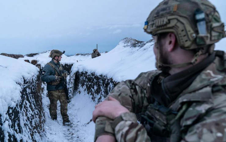 Muôn kiểu binh sĩ Ukraine vượt qua mùa đông 'âm độ'
