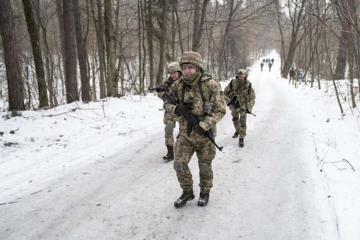 Muôn kiểu binh sĩ Ukraine vượt qua mùa đông 'âm độ'